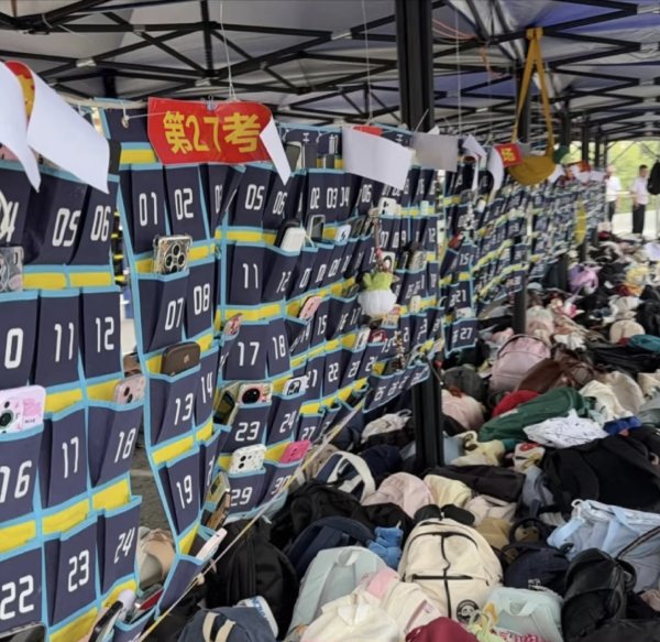 实配网配资 书包堆在地上进水、手机淋雨黑屏？江西九江市教育局回应“教资考点管理质疑”